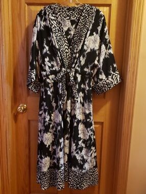 Natori Tie-Dye Floral Fluid Crepe Kimono Dress Black and White